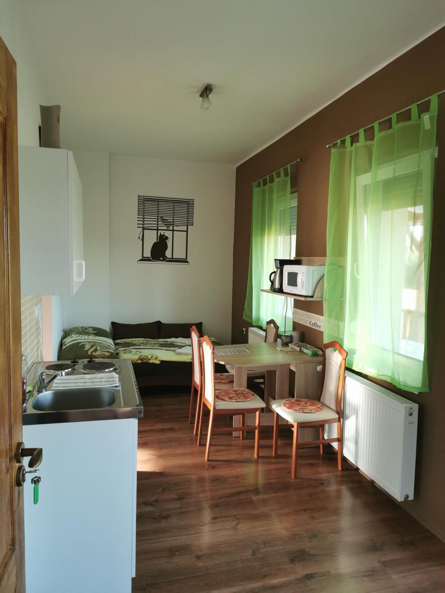 Kokusz Apartmanok Эгер Номер фото
